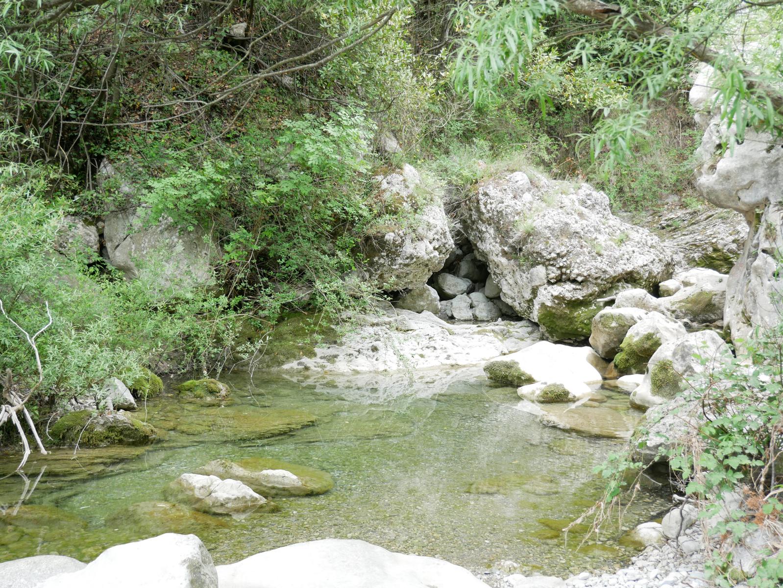 Ein Wasserlauf im Karst bei Stari Bar - Lupe Reisen