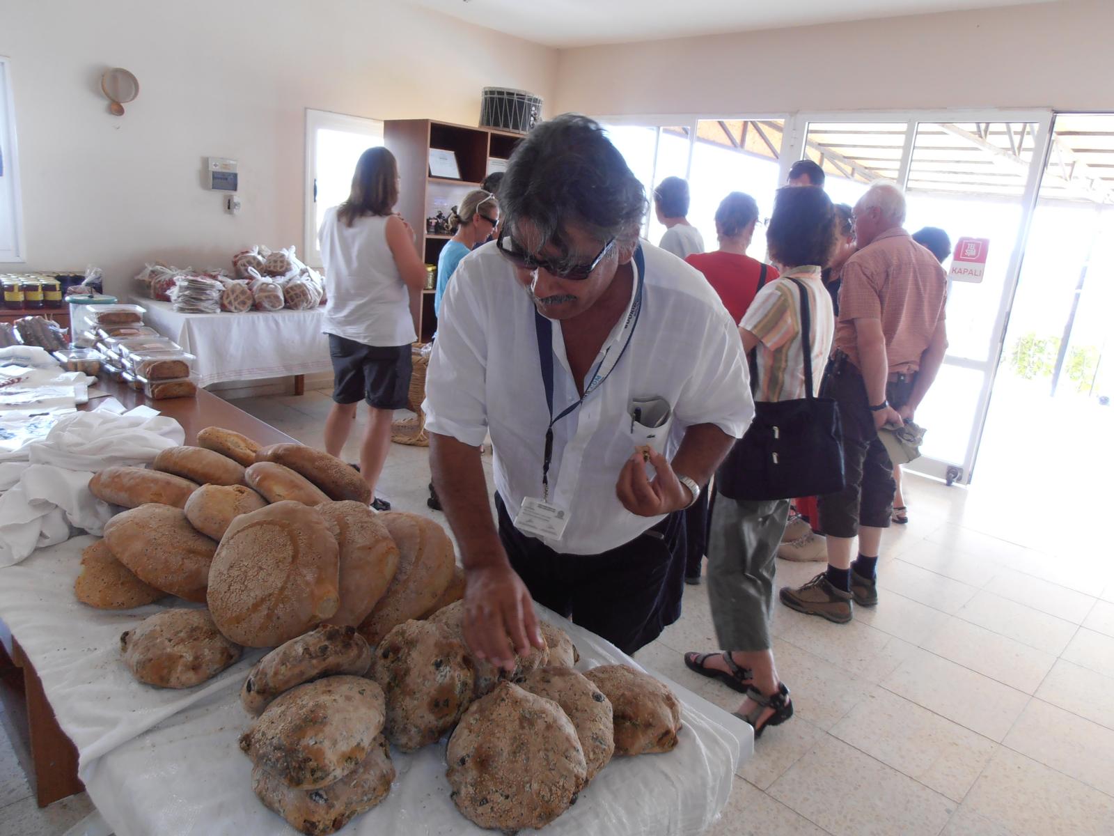 Reiseleiter und Gourmet Sabri Abit beim Broteinkauf - Lupe Reisen