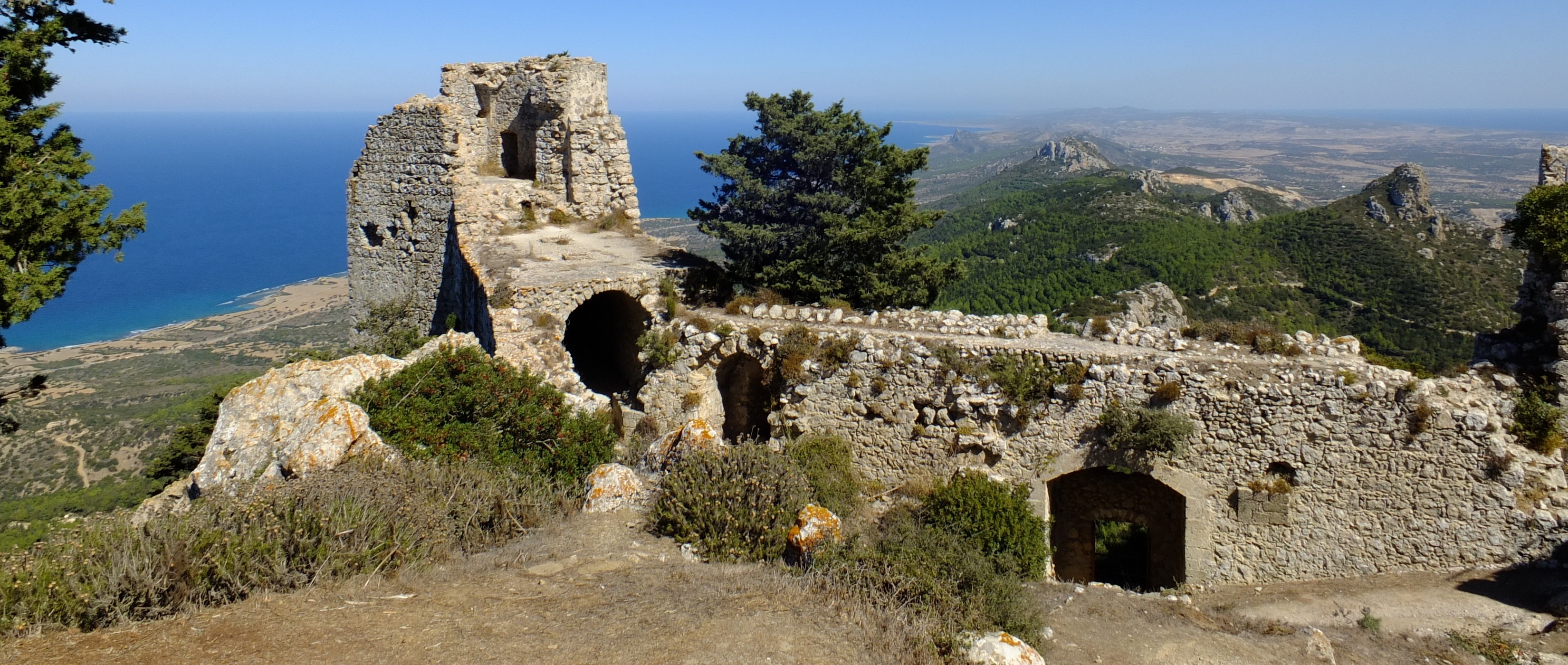 Blick von Burg Kantara ber die Karpaz-Halbinsel - Lupe Reisen