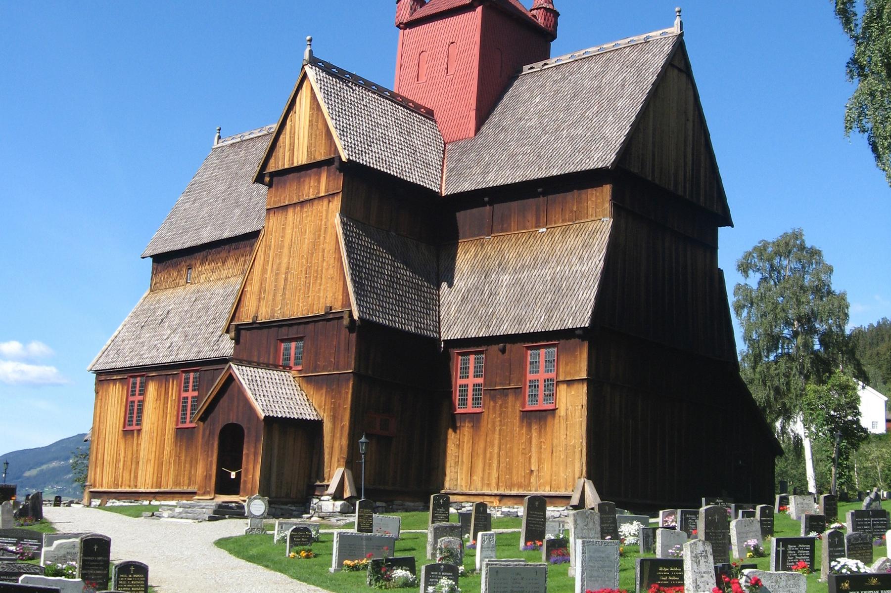 Typische norwegische Stabkirche in Ringebu - Lupe Reisen