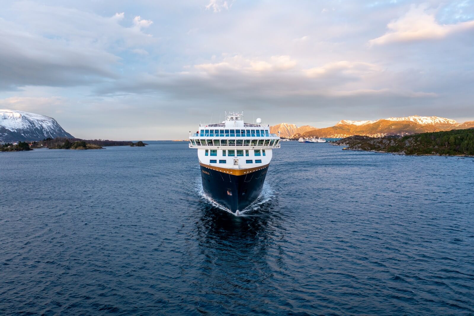 Foto: Postschiffreise durch enge Fjorde mit der Havila Capella - Bildrechte Uavpic / Havila Kystruten - Lupe Reisen
