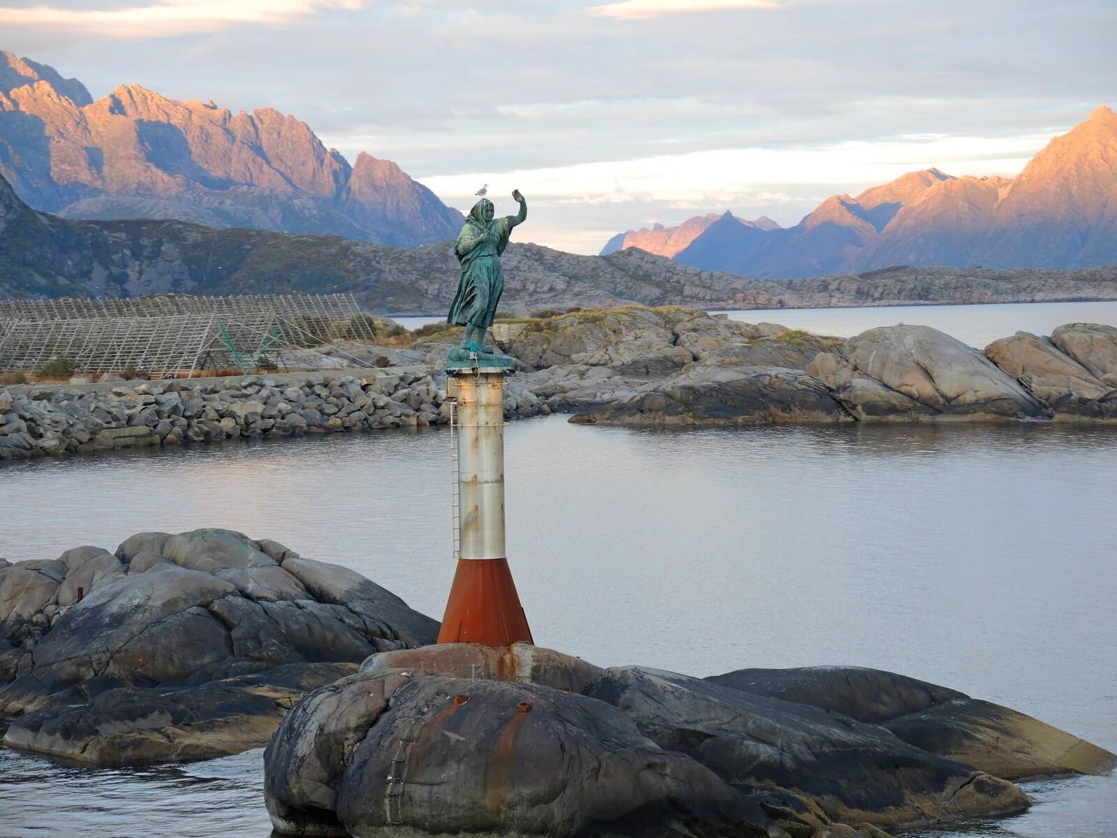 Foto: Statue Fischers Frau am Hafeneingang von Svolvaer auf den Lofoten - Bildrechte Patricia Lawitschka - Lupe Reisen