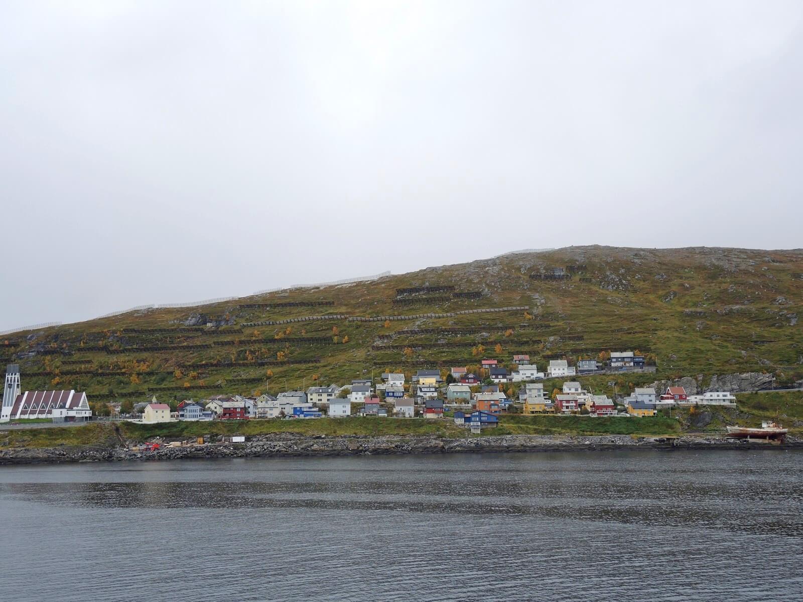 Foto: Dorf mit bunten Husern an der norwegischen Kste - Bildrechte Patricia Lawitschka - Lupe Reisen