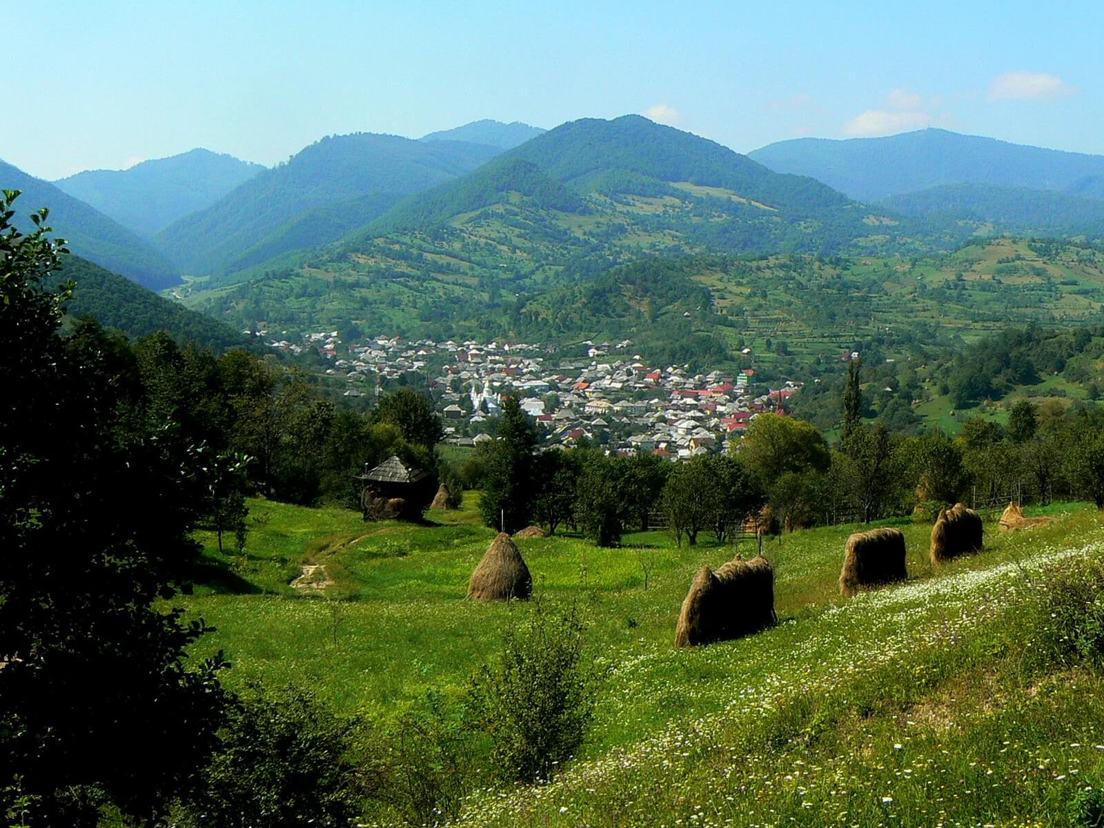 Foto Blick von den Karpaten-Bergen auf den Unterkunftsort Poienile Izei - Lupe Reisen