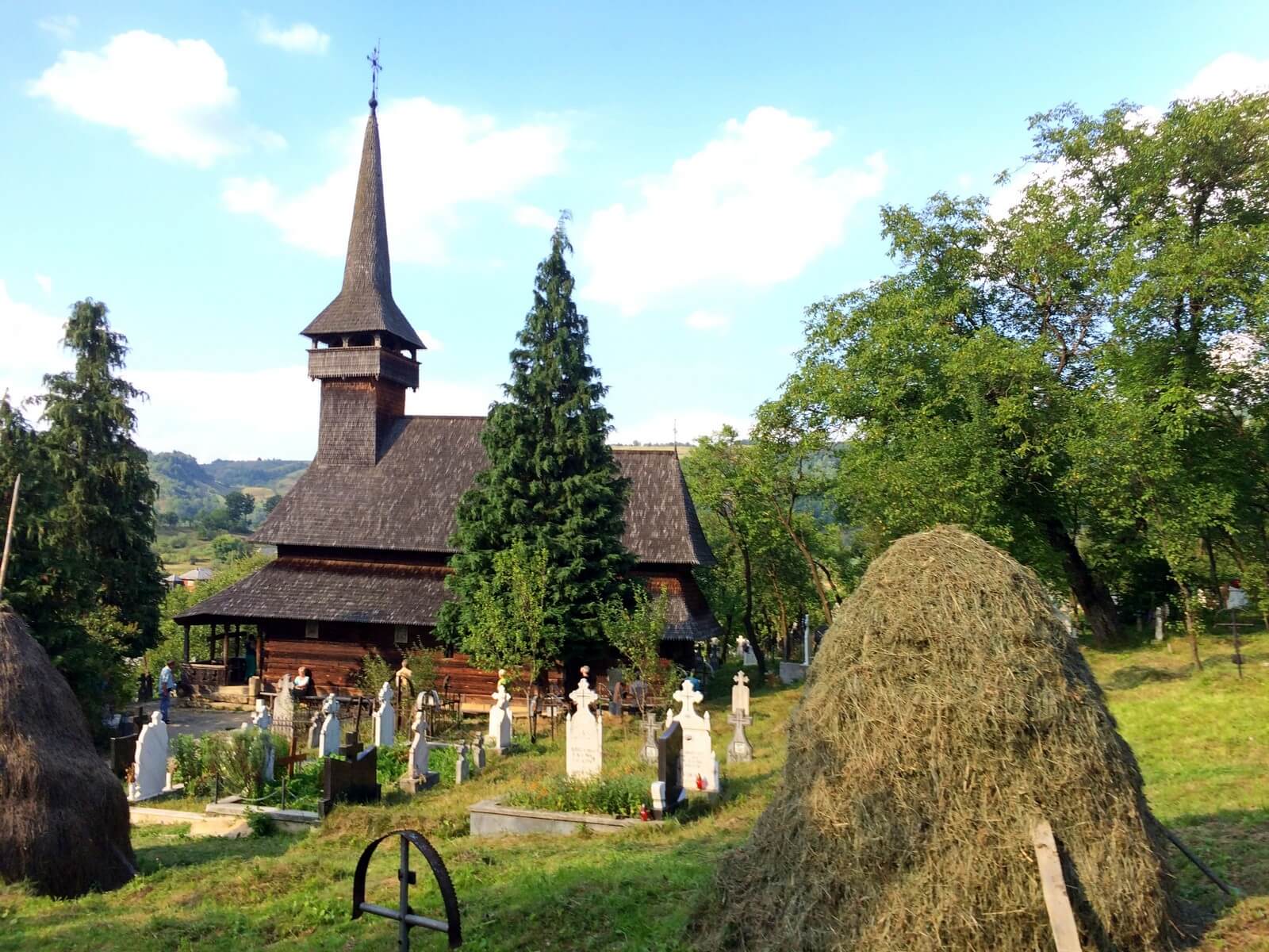 Foto Die Holzkirche unseres Unterkunftsortes Poienile Izei - Lupe Reisen