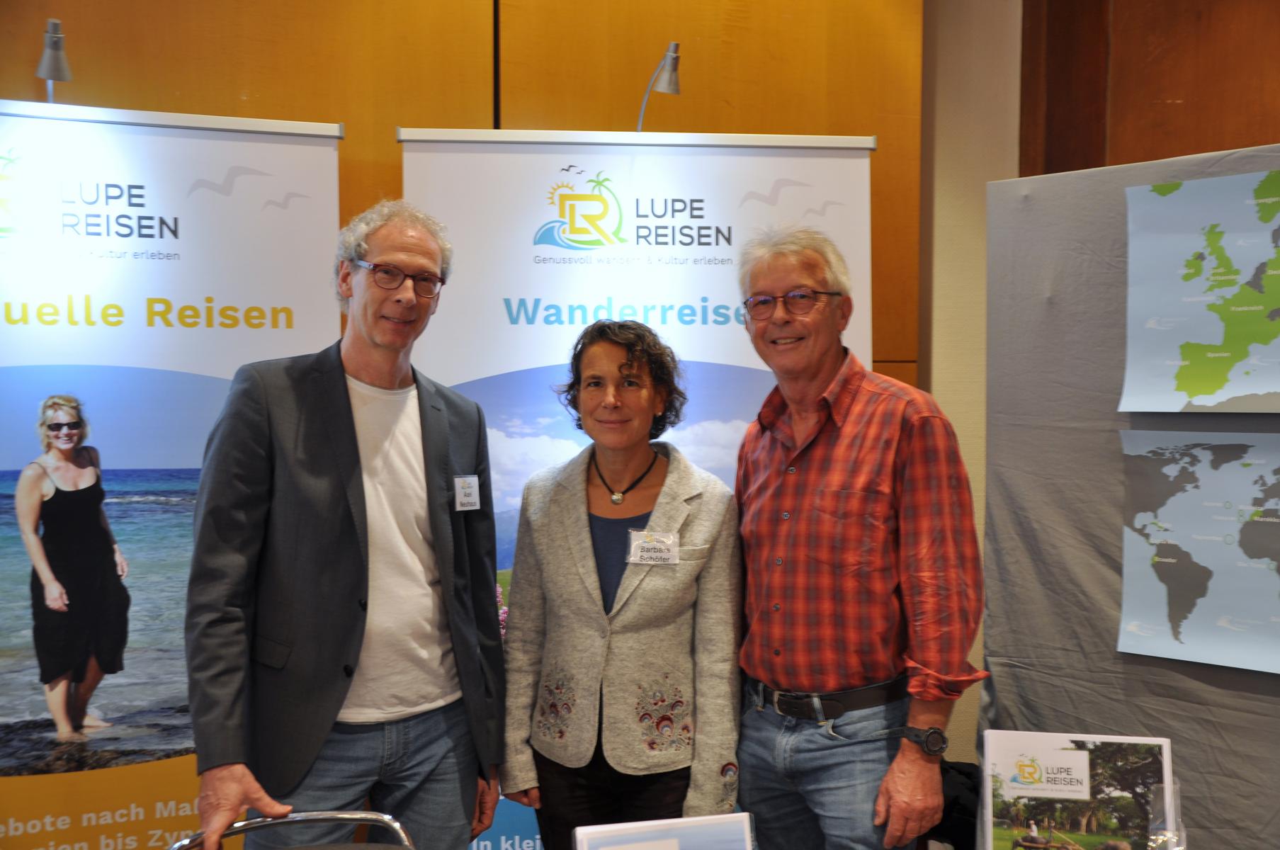 Axel Neuhaus mit unseren Reiseleitern Barbara Schfer und Leo Woitschek