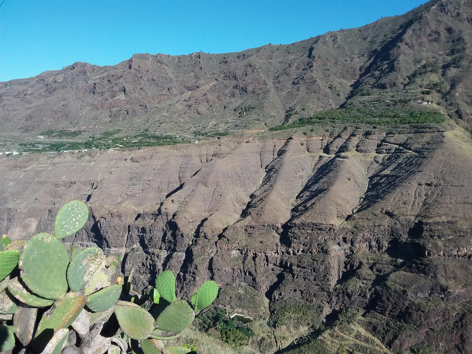 Panoramablick auf die vulkanisch gebildete Berglandschaft - Lupe Reisen