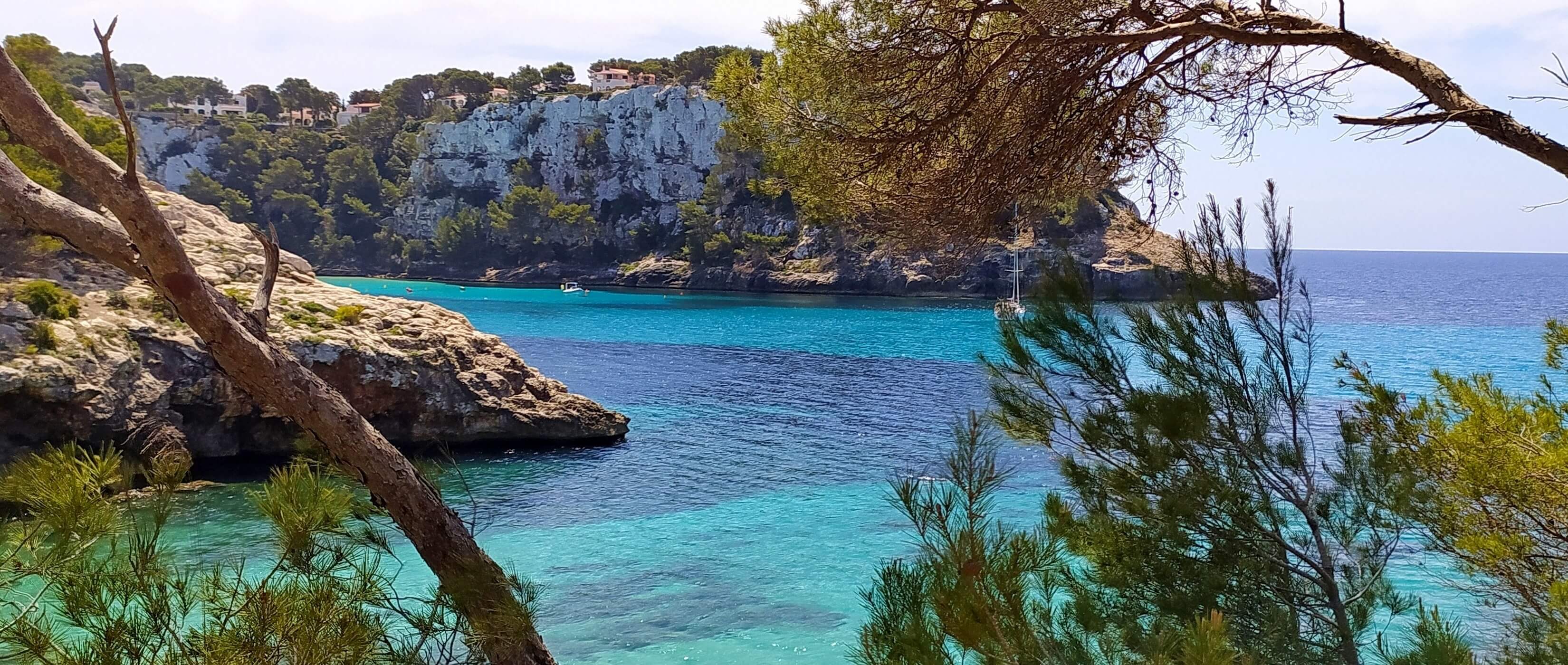 Foto: Bucht mit Steilkste auf Menorca - Lupe Reisen