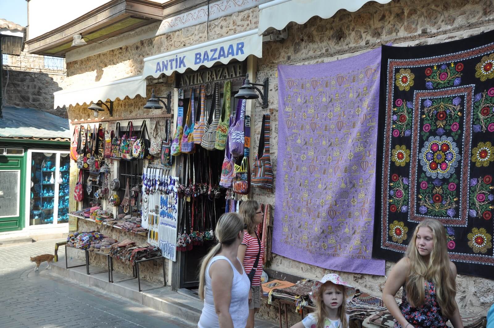 Foto: Viele Lden in der Altstadt von Antalya laden zum Shoppen ein - Lupe Reisen