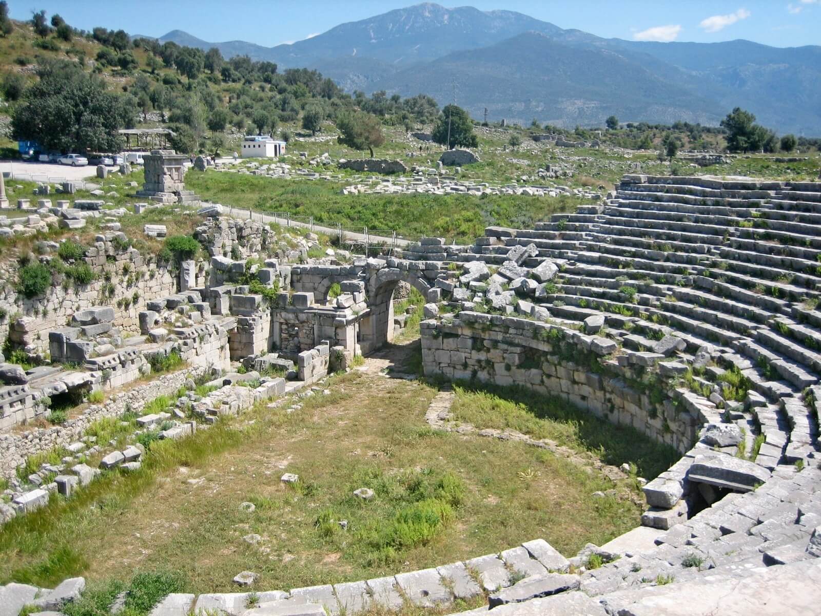 Foto: Das antike Theater von Xanthos, typisch fast ohne Touristen - Lupe Reisen