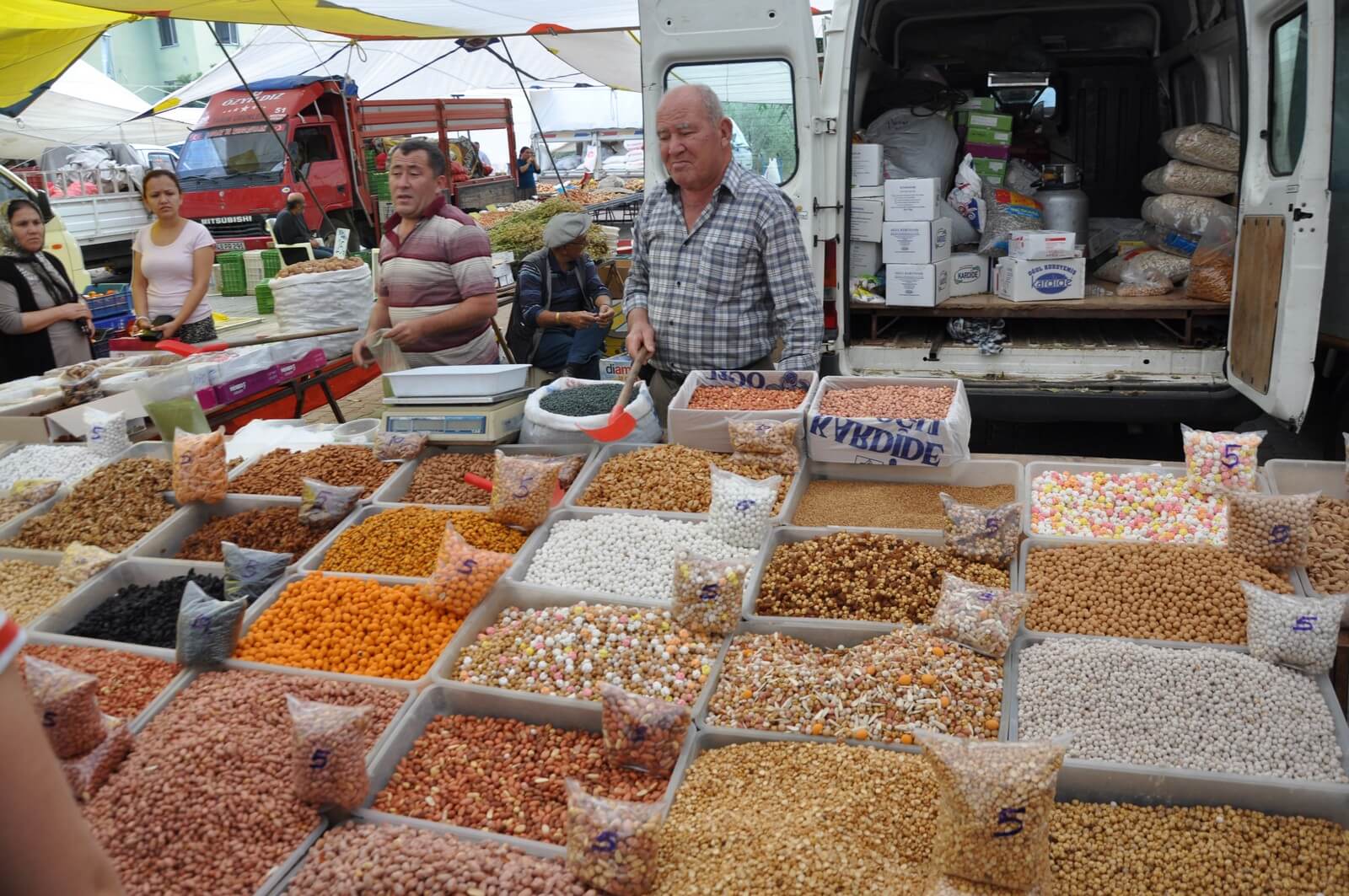 Foto: Auf dem Wochenmarkt von Kinik bei Xanthos - Lupe Reisen