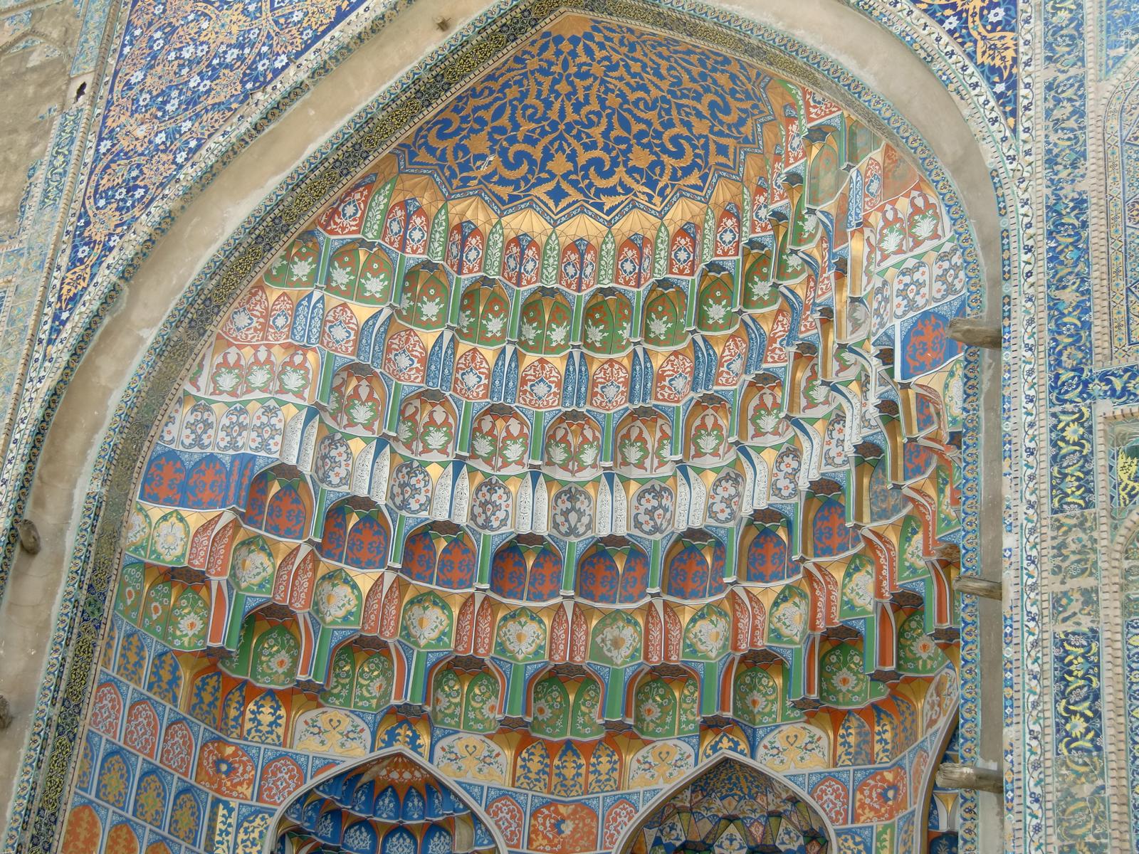 Die prachtvolle Halbkuppel der Abdulaziz-Khan-Madrasa in Buchara - Lupe Reisen