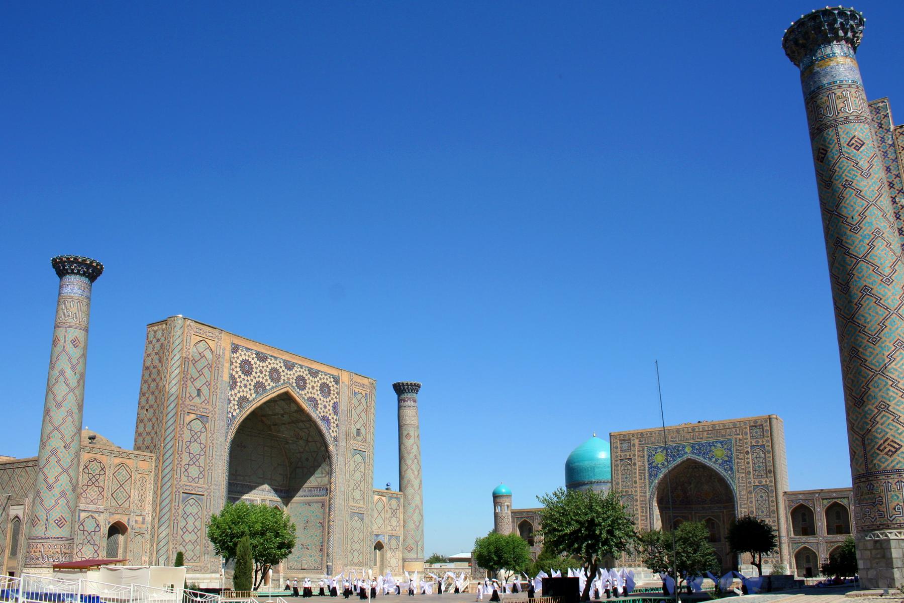 Der Registan-Platz mit prchtigen Medresen in Samarkand - Lupe Reisen