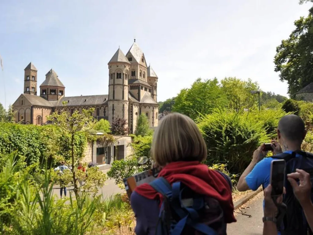Lupereisen-Deutschland-Vulkanpark-Osteifel-Kloster-Maria-Laach-Gruppenreise-Wanderstudienreise-Reisevermittlungsangebot