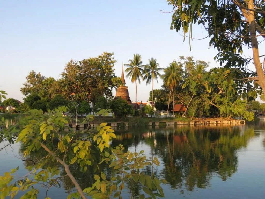 Thailand-Kultur-und-Strand-individuelle-Rundreise-Reisevermittlungsangebot-Sukhothai-Stupasee