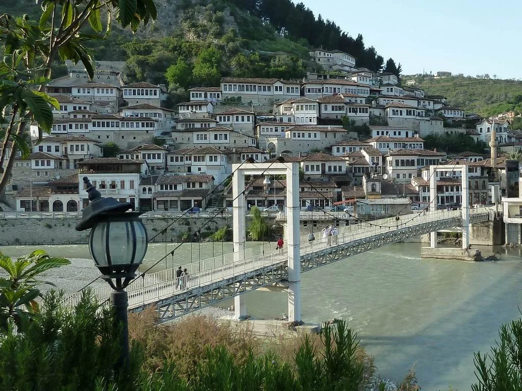 reisevermittlungsangebot-albanien-miettaxi-berat-individuelle-reise